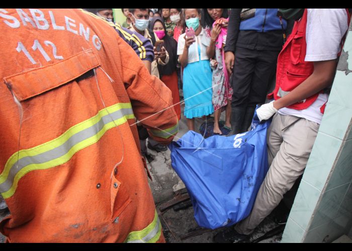Korban saat dievakuasi. | FOTO: HMP/ANTARA