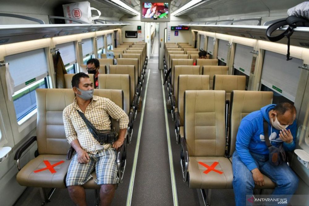  Ilustrasi: Sejumlah penumpang dengan mengenakan masker di dalam gerbong kereta api luar biasa relasi Gambir-Surabaya Pasar Turi lintas selatan di Stasiun Gambir, Jakarta. (FOTO: HMP/M Risyal Hidayat)
