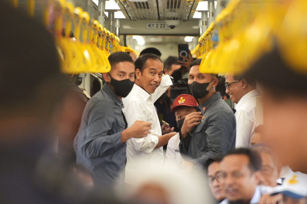 Presiden RI Joko Widodo (Jokowi) dan Ibu Iriana Jokowi langsung menjajal kereta rel diesel eletrik (KRDE) Makassar-Parepare Antar Maros-Barru, Rabu (29/03/2023), 