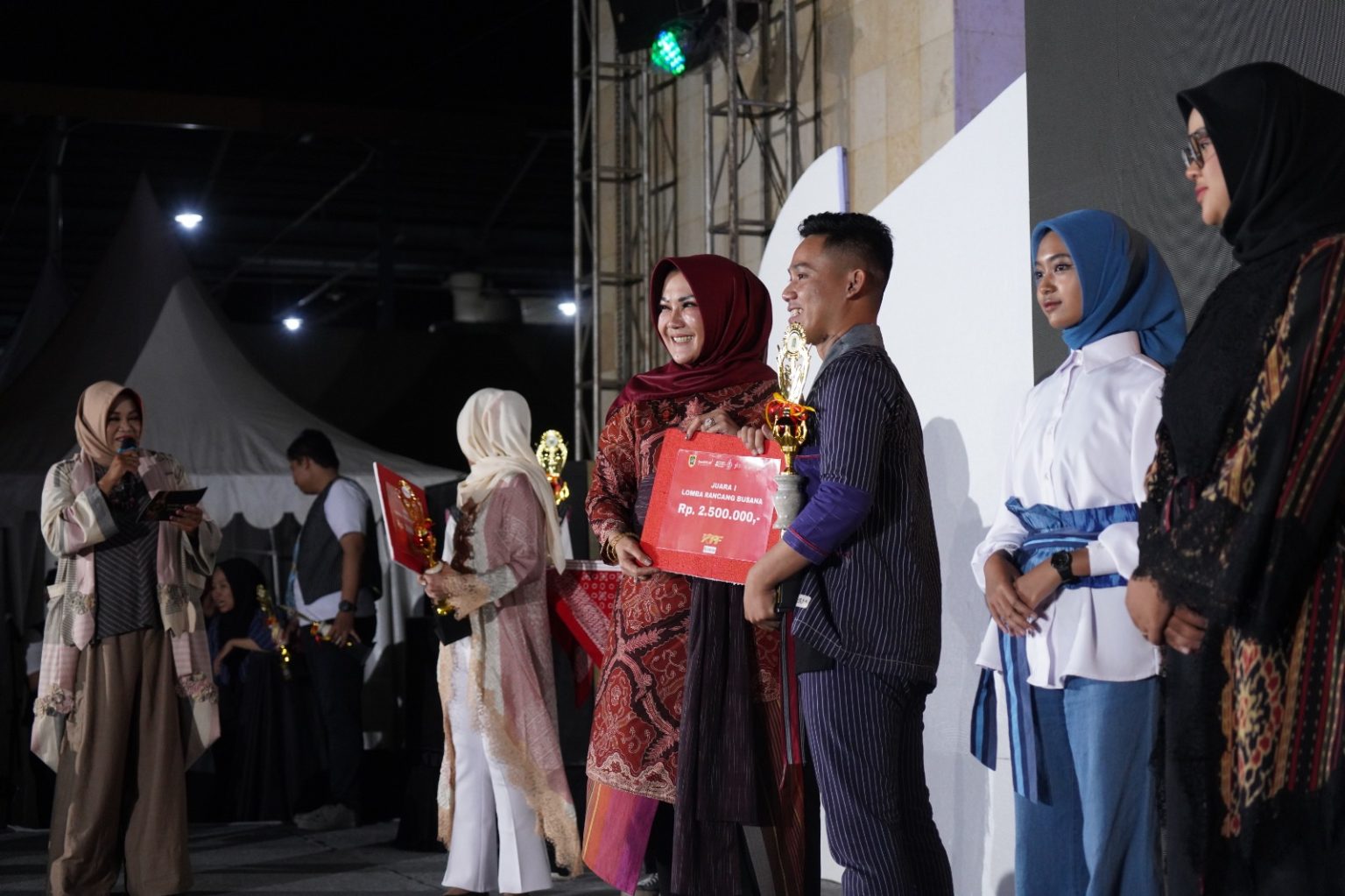 Sebanyak 50 perancang busana yang tergabung dalam Fashion Designer Klaten (Fadeska) menampilkan karyanya pada ajang Klaten Fashion Festival (KFF)