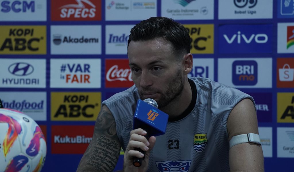 Kapten tim PERSIB, Marc Klok memberikan keterangan pers menjelang pertandingan melawan PSM Makassar di Stadion Gelora Bandung Lautan Api, Jumat, 31 Januari 2025. (PERSIB.co.id/Barly Isham)
