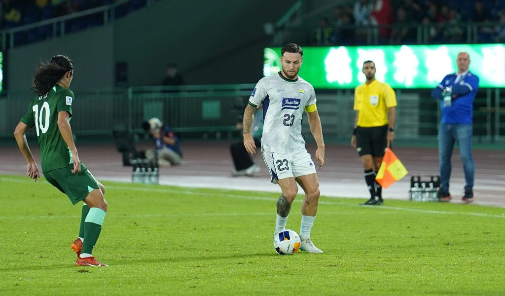 Gelandang PERSIB, Marc Klok dibayangi pemain Zhejiang FC. (PERSIB.co.id/Izur Palugadha