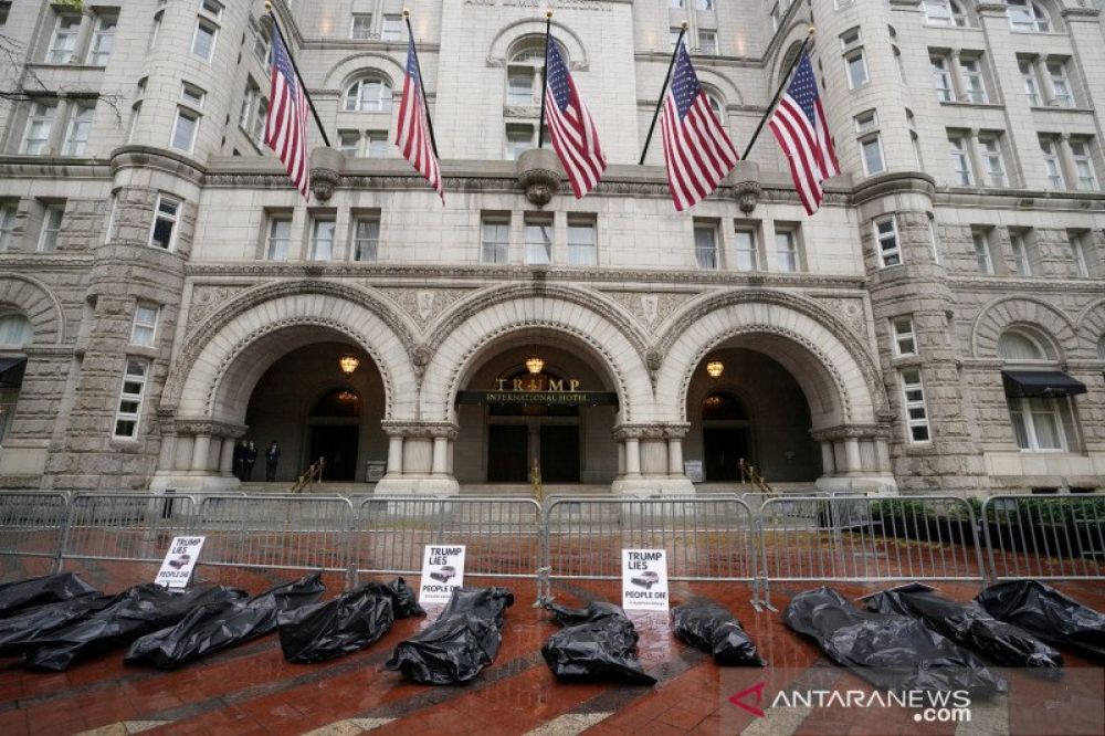 Demonstran meninggalkan kantung jenazah palsu di depan Hotel Internasional Trump saat aksi protes mengkritik kinerja pemerintah Trump dalam menangani wabah virus corona (COVID-19) di Washington, Amerika Serikat, Kamis (23/4/2020). ANTARA FOTO/REUTERS/Kevi