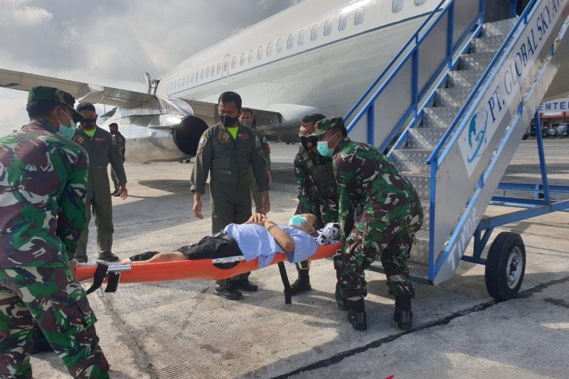 Anggota Tim Gabungan Pencari Fakta (TGPF) Kasus Intan Jaya yang terluka dalam aksi penembakan terhadap rombongan tim investigasi saat balik usai mendatangi tempat kejadian perkara di Kabupaten Intan Jaya Jumat kemarin, dievakuasi pagi Sabtu 10 Oktober 202