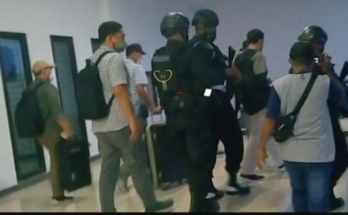 KPK menggeledah kantor Bupati Buru Selatan dalam kasus gratifikasi .