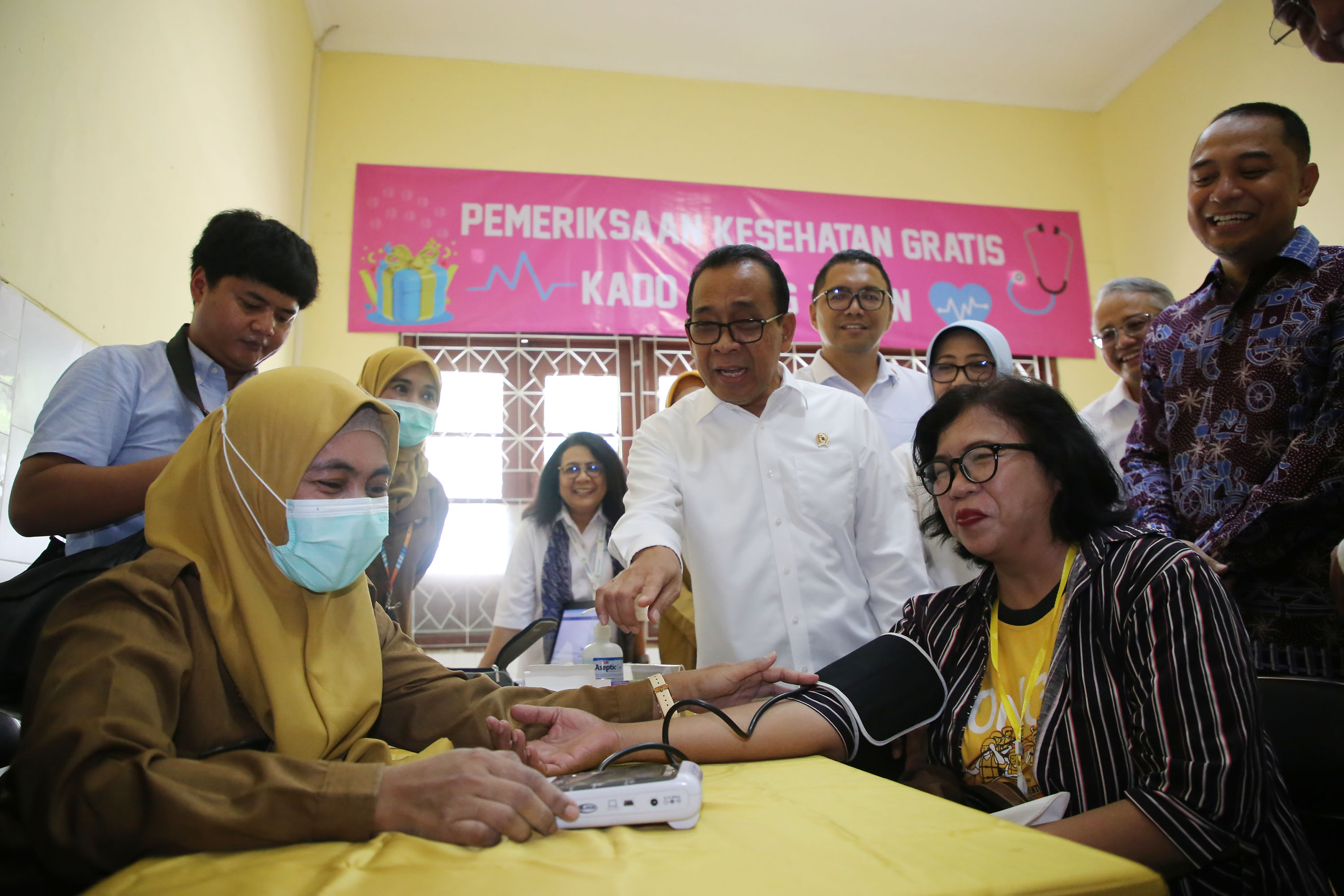 Menteri Koordinator Bidang Pembangunan Manusia dan Kebudayaan (Menko PMK) Pratikno meninjau langsung pelaksanaan program ini di Puskesmas Jagir, Senin (10/2/2025).