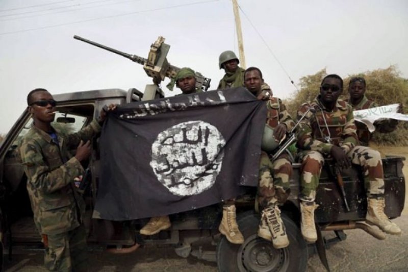 Ilustrasi - Tentara Nigeria memperlihatkan bendera Boko Haram yang mereka sita dari kota Damasak yang baru saja mereka rebut di Nigeria, Rabu (18/3/15). (ANTARA/REUTERS/Emmanuel Braun/tm.)

