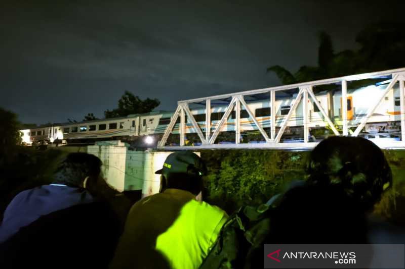 Sejumlah waga saat melihat kereta api di dekat lokasi kejadian perlintasan KA Dukuh. Siboto RT 11 Desa Kalimacan, Kecamatan Kalijambe Kabupaten Sragen, Minggu (13/12) (ANTARA/HO istimewa)
