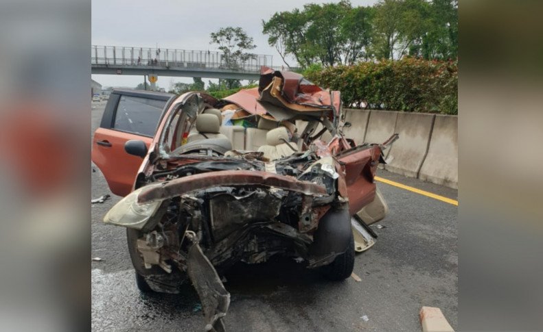 Kondisi kendaraan pasca kecelakaan yang menewaskan dua orang di Tol Purbaleunyi. (ANTARA/HO-PT Jasamarga)
