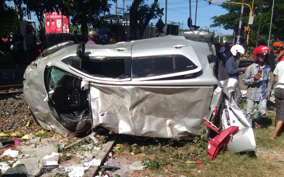 Mobil Suzuki Splash Nopol N 559 VH ringsek akibat tertabrak kereta api di perlintasan Yonkav B, Beji, Pasuruan, Minggu (20/9). FOTO: IST