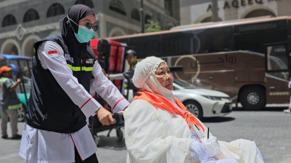 Petugas Sektor 2 Daker Madinah tampak membantu jemaah haji kloter BPN 21 saat tiba di Hotel Front Taiba Madinah

