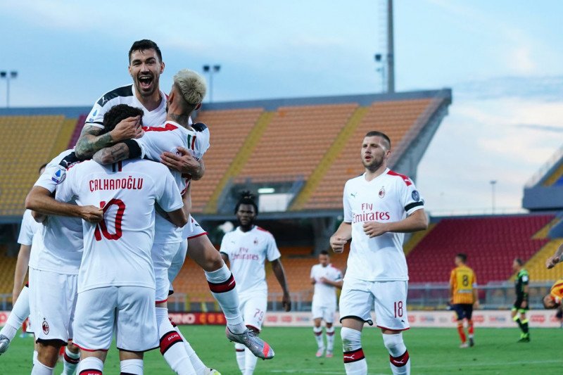 Para pemain AC Milan merayakan gol yang dicetak Samuel Castillejo dalam pertandingan Liga Italia melawan Lecce yang dimainkan di Stadio Via del Mare, Lecce, Senin (22/6/2020). (ANTARA/HO/twitter.com/@acmilan)
