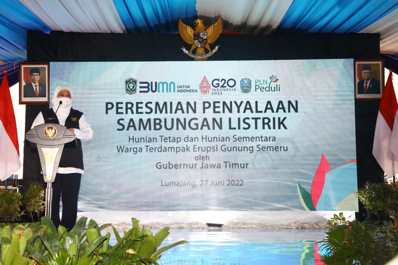 Gubernur Jawa Timur Khofifah Indar Parawansa menyalakan sambungan total sebanyak 1.951 huntap kini telah mendapat pasokan listrik untuk memenuhi kebutuhan sehari-hari warga penyintas APG Semeru