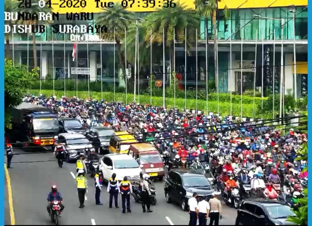 AMBYAR: Kemacetan di bundaran Waru, Cito. Foto Ist Dishub Surabaya.
