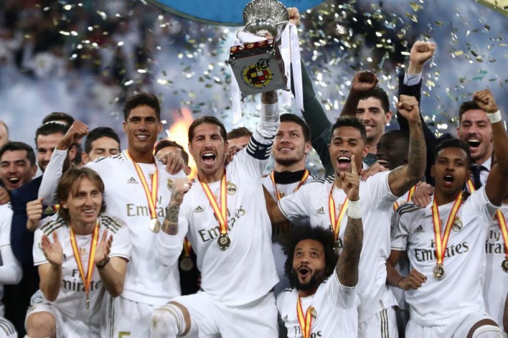MASIH KLUB KAYA: Para pemain Real Madrid saat merengkuh trofi Piala Super pada 12 Januari 2020 di King Abdullah Sports City, Jeddah, Saudi Arabia. ANTARA/REUTERS/Sergio Perez.