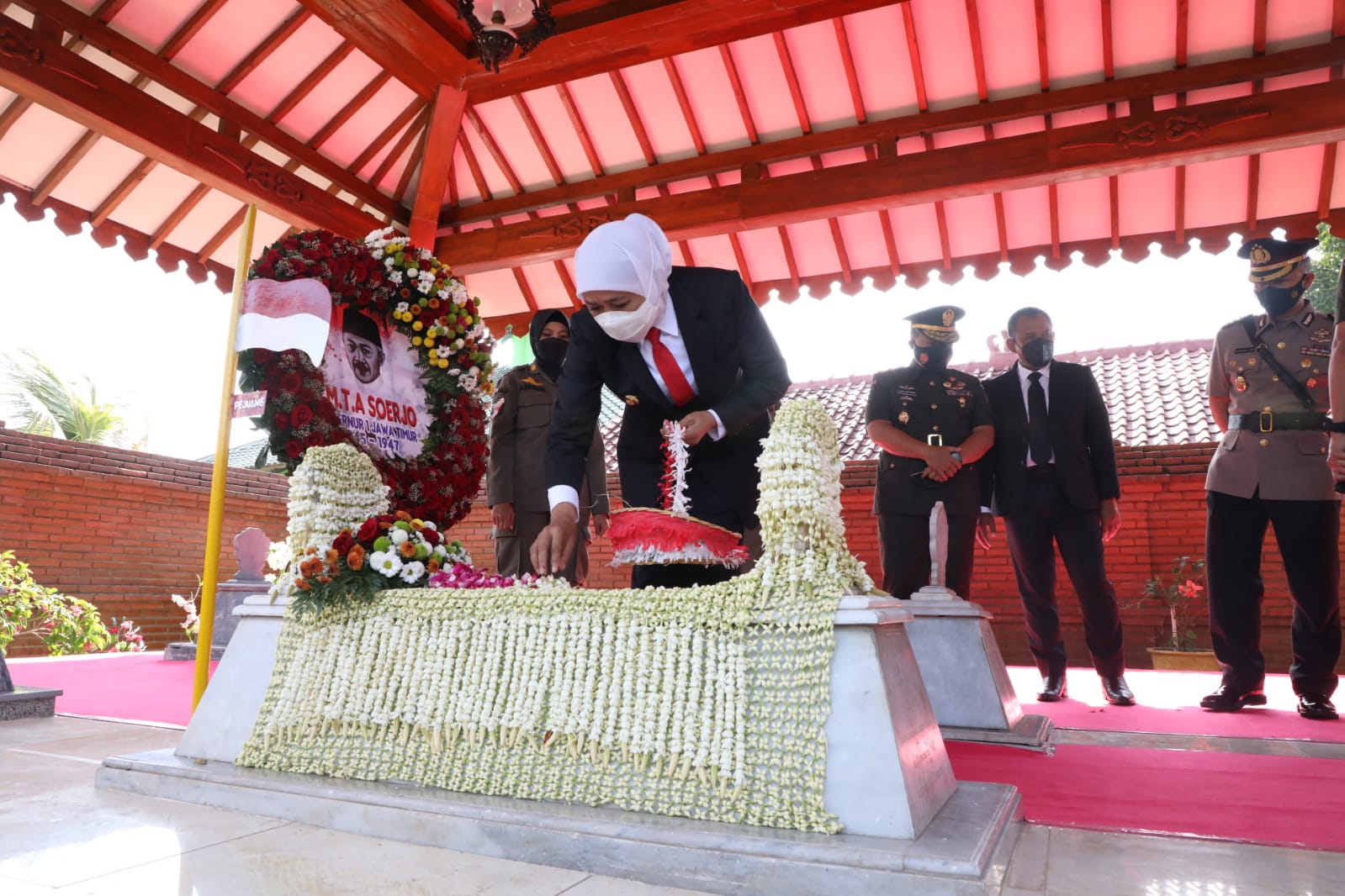 Gubernur Jawa Timur Khofifah Indar Parawansa ziarah ke makam Gubernur pertama Jatim, Raden Mas Tumenggung (RMT) Ario Soerjo, di Kelurahan Kepolorejo, Kecamatan Magetan, Kabupaten Magetan, Minggu (10/10). 