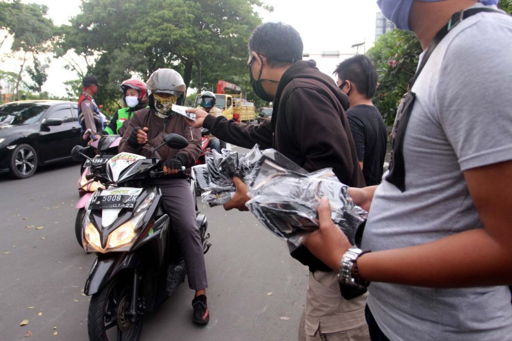 LAWAN CORONA: Makmu membagikan paket kesehatan dan nasi bungkus. HMP/prasetyo