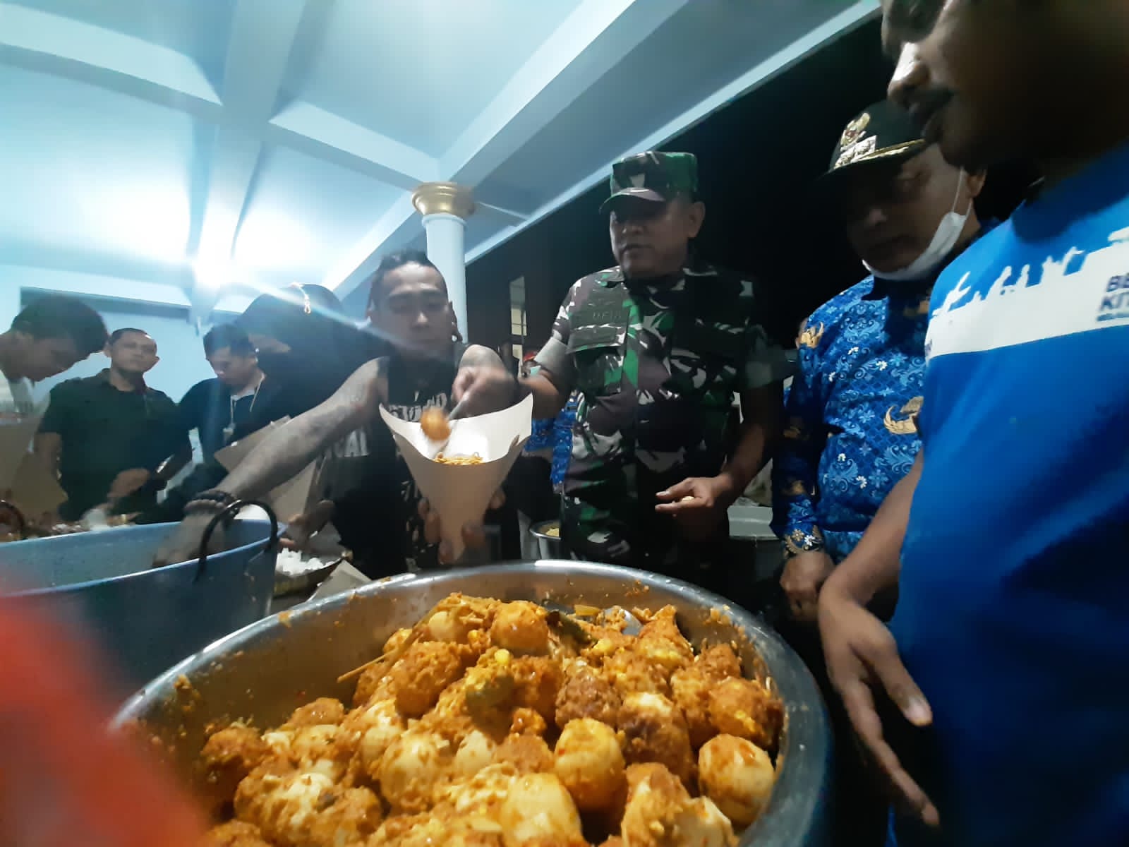 Bupati Malang,  M. Sanusi  kembali datang ke lokasi bencana banjir Desa Sitiarjo, Kecamatan Sumbermanjing Wetan, pada Senin (17/10) malam.