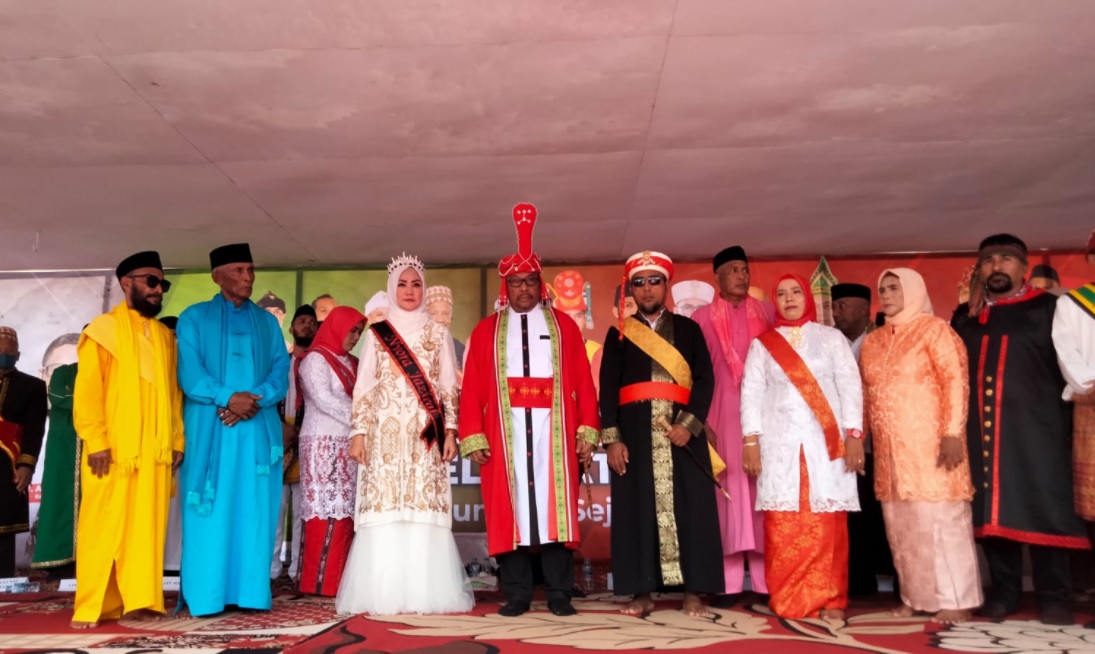 Gubernur Maluku Murad Ismail usai dikukuhkan sebagai Upu Nunu Hena Hetu oleh Upu Hata Tanah Hitu di Baileo Uli Halawang, Negeri Hila, Rabu (16/03/2022).
