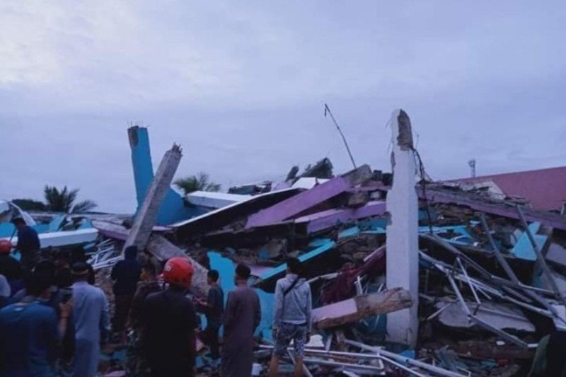 Gempa di Mamuju telah membuat bangunan rumah sakit swasta Mitra Manakarra yang berlantai lima, terletak di jalan Pontingku kota Mamuju, ambruk dan hancur Jumat (15/01/2021) (ANTARA Foto/M Faisal Hanapi)
