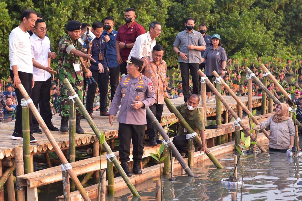 Presiden Jokowi pada Puncak Penanaman Mangrove Nasional secara Serentak oleh Jajaran TNI di Seluruh Indonesia Tahun 2023, di Taman Wisata Alam Angke Kapuk, Jakarta, Senin (15/05/2023). (Foto: Humas Setkab/Agung)
