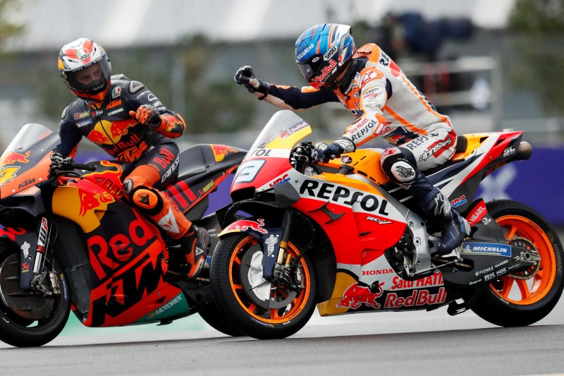 Pebalap tim KTM Factory Racing Pol Espargaro dan Alex Marquez dari tim Repsol Honda melakukan selebrasi setelah finis ketiga dan kedua di Grand Prix Prancis, Sirkuit Bugatti, Le Mans. (11/10/2020) Reuters/Stephane Mahe