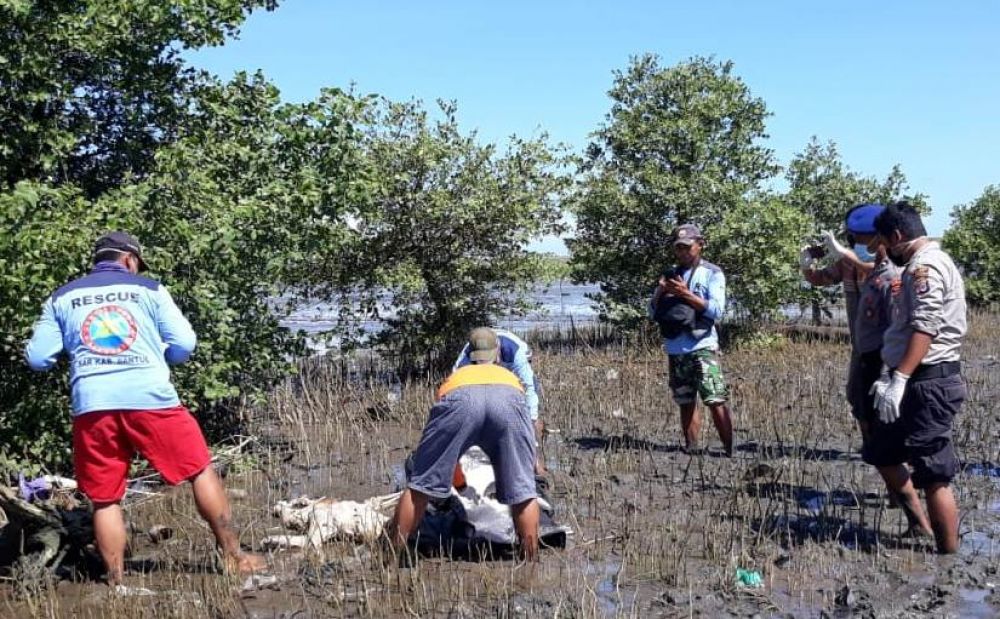 TANPA IDENTITAS: Anggota SAR dan polisi berada di lokasi penemuan. Foto: Sar Satlinmas Wilayah IV Kabupaten Bantul for HMP‎