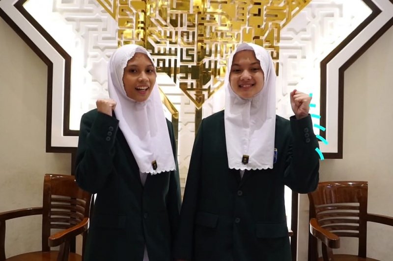 Dua pelajar MTs NU Banat Kabupaten Kudus, Jawa Tengah, Syatta Imtiyaaz Thuvaila dan Dea Maulina Zukhrufa peraih medali emas dan special award di ajang Lomba Karya Tulis Ilmiah tingkat internasional, Asean Innovative Science Environmental, Entrepreneur Fai