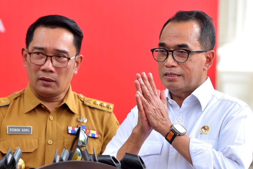 Menhub Budi Karya Sumadi dan Gubernur Jabar Ridwan Kamil memberikan keterangan pers, Kamis (03/08/2023), di Jakarta. (Foto: Humas Setkab/Agung)
