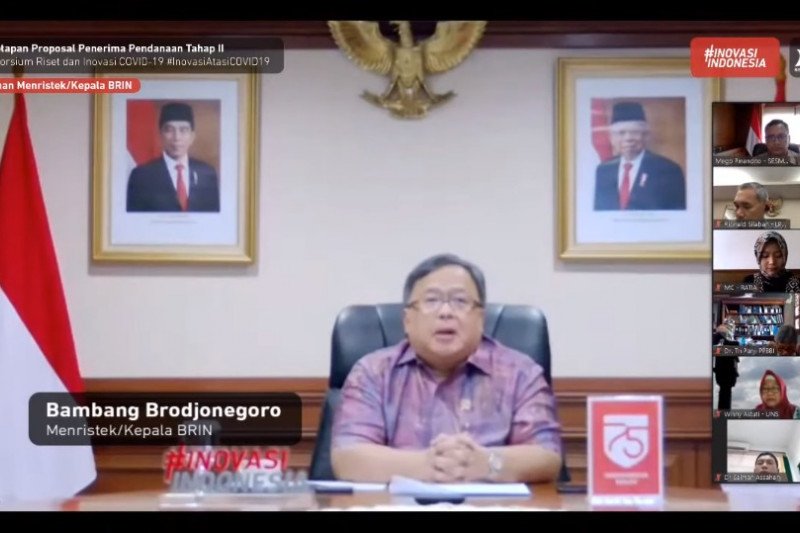 Menristek Kepala BRIN RI Prof Bambang PS Brodjonegoro saat mengumumkan daftar penerima Pendanaan Konsorsium Riset dan Inovasi COVID-19 tahap kedua pada 10 Juli 2020. (FOTO ANTARA/HO-Humas UI)

