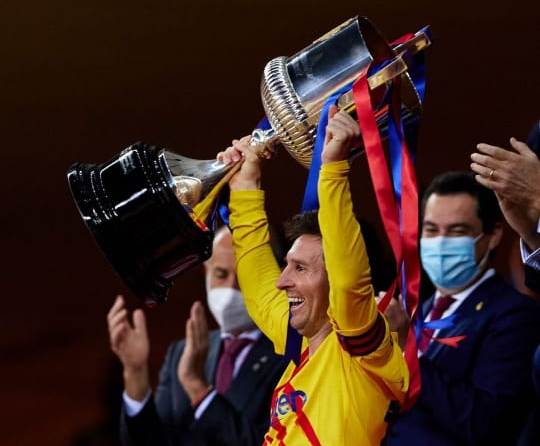 Lionel Messi mengangkat tropi Copa del Rey. IG BARCA