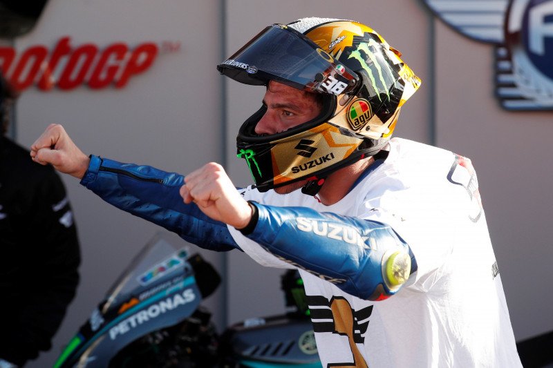
Pebalap tim Suzuki Ecstar Joan Mir melakukan selebrasi setelah mengunci gelar juara dunia MotoGP di Grand Prix Valencia, Sirkuit Ricardo Tormo, Valencia, Spanyol. (15/11/2020) Reuters/Albert Gea

