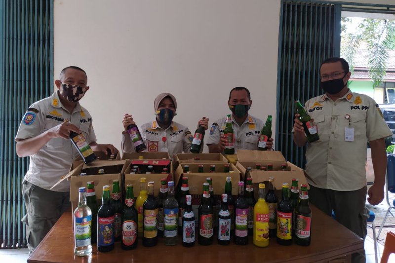 Kepala Satuan Polisi Pamong Praja Kabupaten Kudus Djati Solechah menunjukkan barang bukti minuman keras di Kantor Satpol PP, Rabu (4/11/2020). (ANTARA/Akhmad Nazaruddin Lathif)

