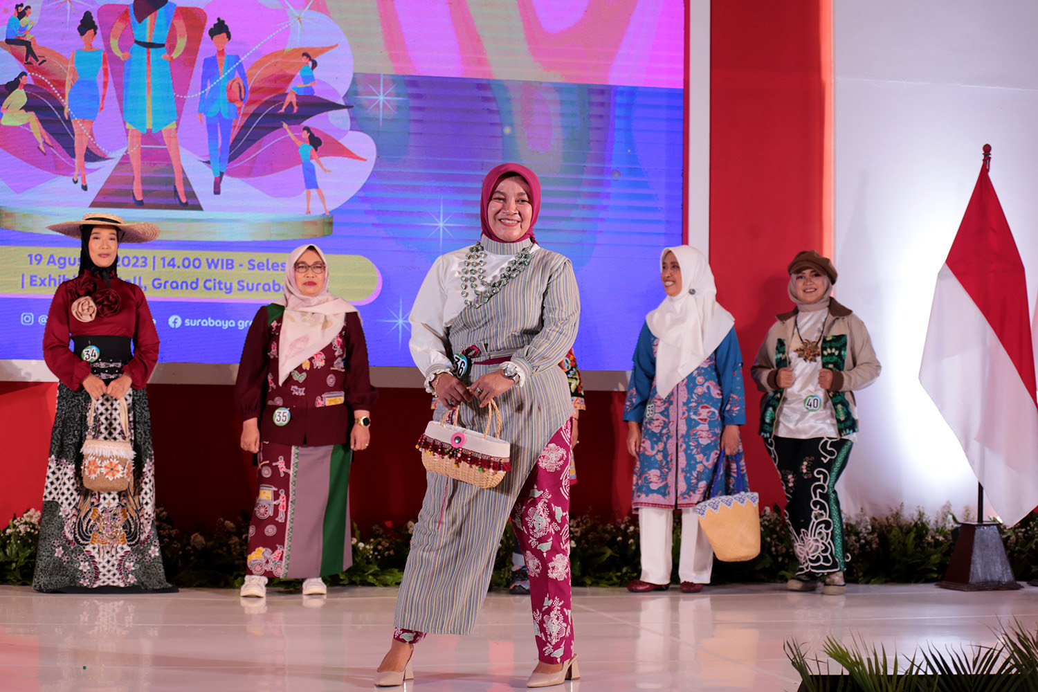 Pemkot Surabaya bersama Dekranasda Kota Surabaya menggelar lomba fashion show antar Perangkat Daerah (PD) di lingkungan Pemkot Surabaya, Sabtu (19/8/2023). 

