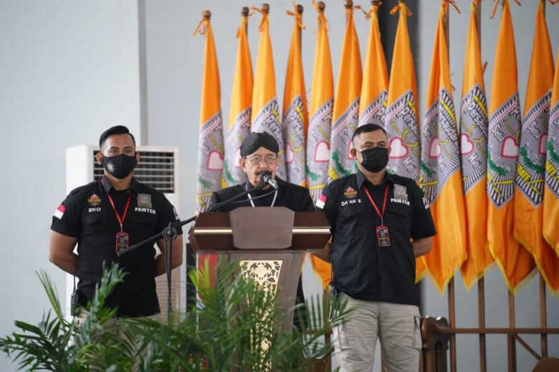 Ketua Umum PSHT periode 2021-2026 Moerdjoko memberikan sambutan dalam kegiatan Parapatan Luhur 2021 PSHT di Gedung Graha Krida Budaya, Padepokan PSHT Kota Madiun, Sabtu (13/3/2021). (Antara/Diskominfo Kota Madiun/ Lr)

