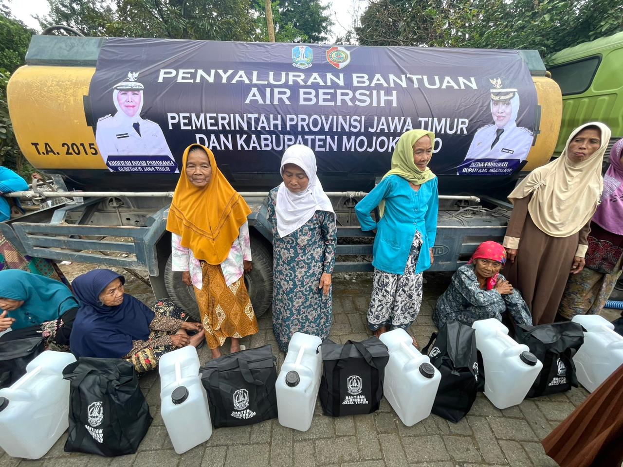 pelaksanaan distribusi air bersih di daerah yang mengalami kekeringan di Desa Kunjorowesi, Kecamatan Ngoro, Kab. Mojokerto, Senin (19/6).