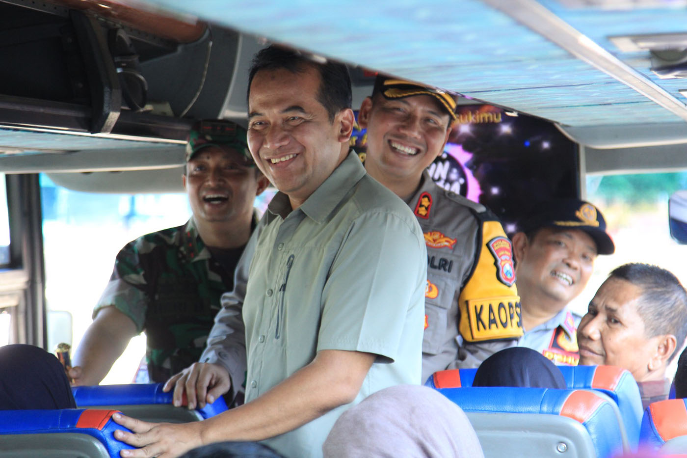 Pj Wali Kota Nurkholis didampingi oleh Kapolres Probolinggo Kota AKBP Wadi Sa'bani dan Dandim 0820 Letkol Arm Heri Budiasto memberangkatkan rombongan balik gratis