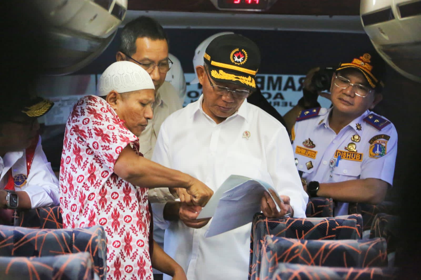 Menteri Koordinator Bidang Pembangunan Manusia dan Kebudayaan Muhadjir Effendy melakukan pengecekan kesiapan menghadapi arus mudik di Terminal Kampung Rambutan Jakarta Timur, pada Minggu, (09/04/2023).