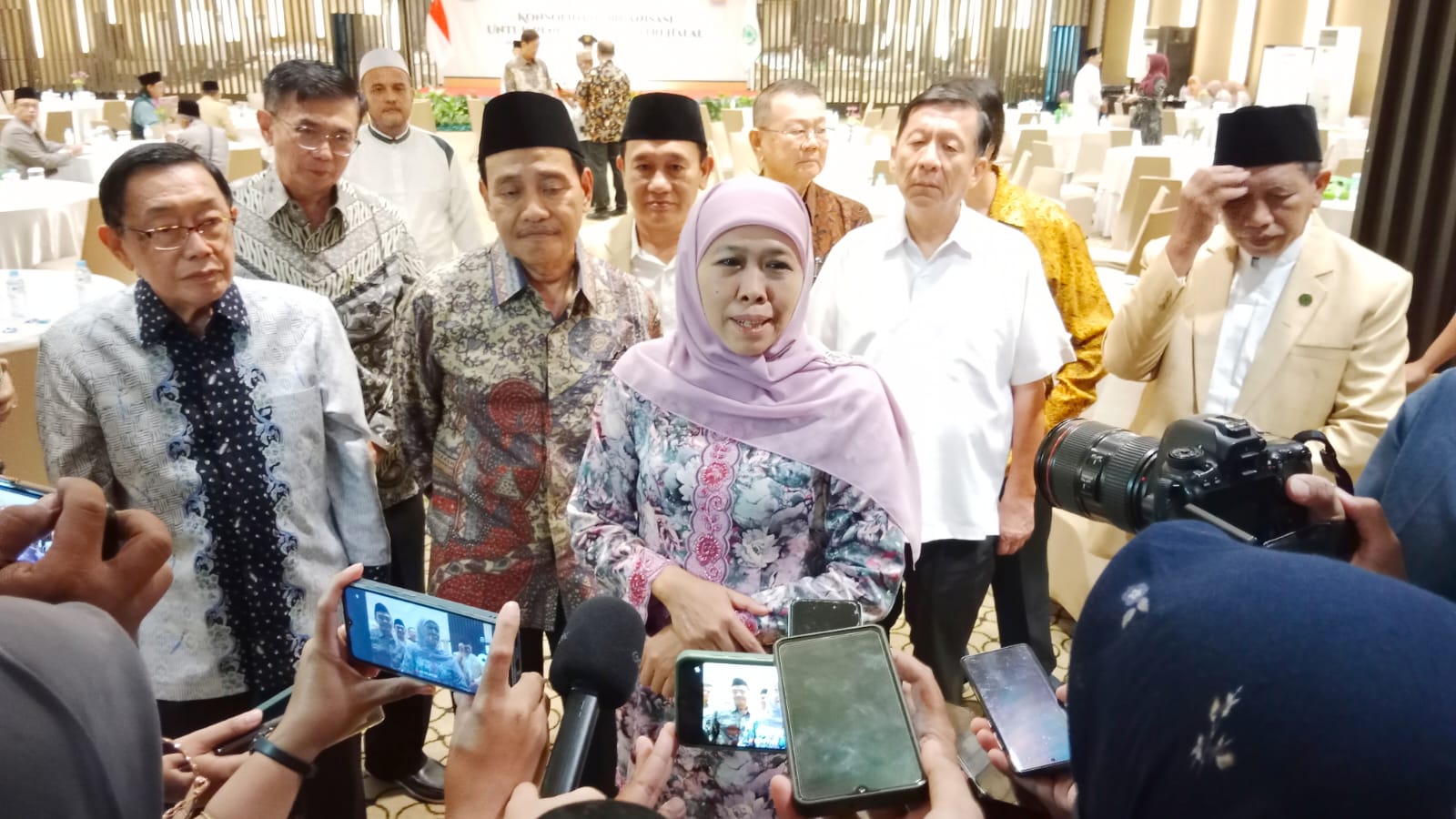Gubernur Jawa Timur Khofifah Indar Parawansa pada acara Konsolidasi Organisasi untuk Penguatan Industri Halal di Hotel Bumi Surabaya, Minggu (9/4/2023)
