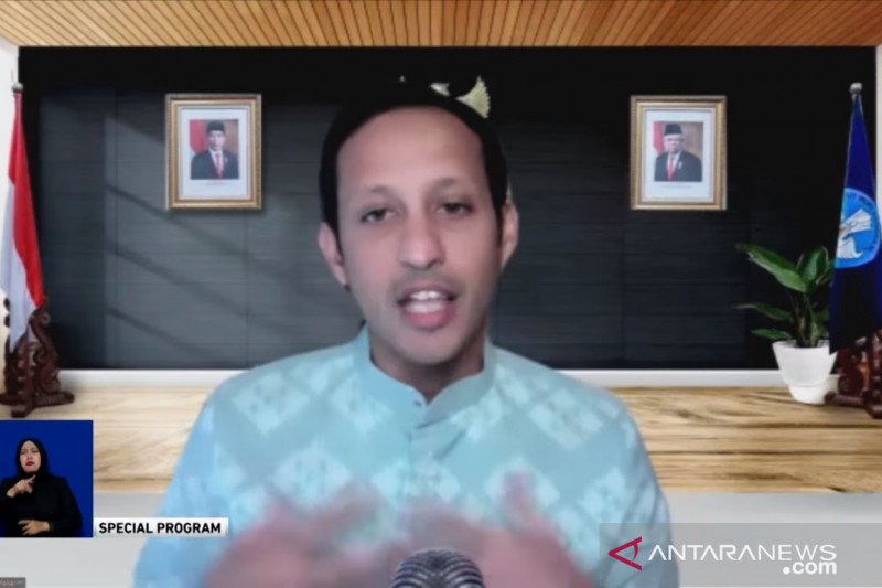 Mendikbud Nadiem Makarim dalam Malam Apresiasi Cerdas Berkarakter 2020 yang diselenggarakan Pusat Penguatan Karakter (Puspeka) Kemendikbud, dipantau dari Jakarta pada Sabtu (12/12/2020)  (ANTARA/Prisca Triferna)