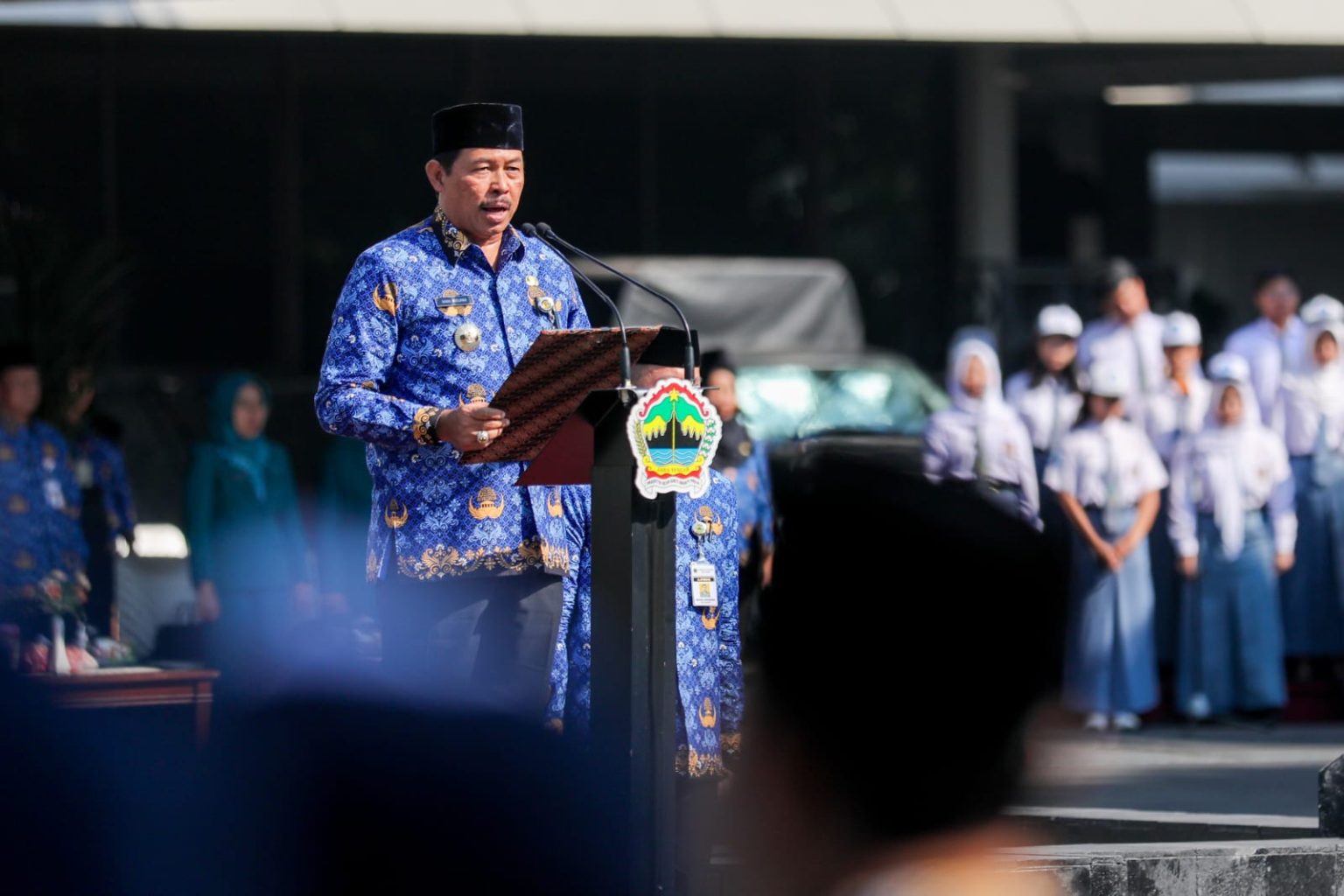 Penjabat (Pj) Gubernur Jawa Tengah Nana Sudjana  saat Upacara Peringatan Hari Kesaktian Pancasila 2023, di Halaman Kantor Gubernur Jateng, Minggu (1/10/2023).