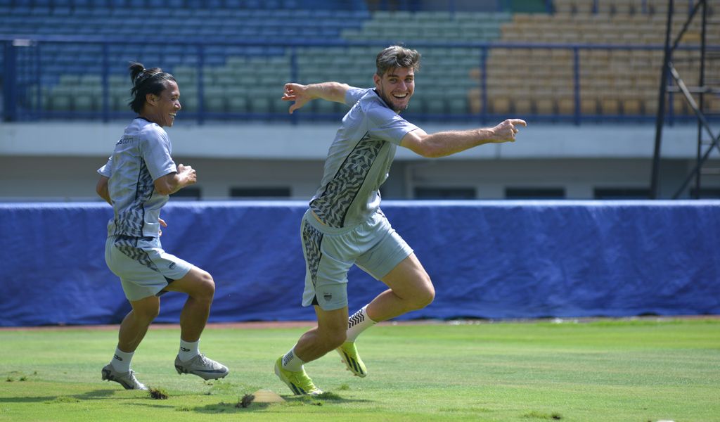 Bek PERSIB, Nick Kuipers berlatih di Stadion Gelora Bandung Lautan Api, Rabu, 9 April 2025. (PERSIB.co.id/Barly Isham)