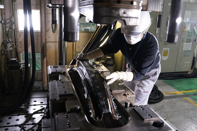 Nissan Kembangkan Mobil dengan Bahan Serat Karbon