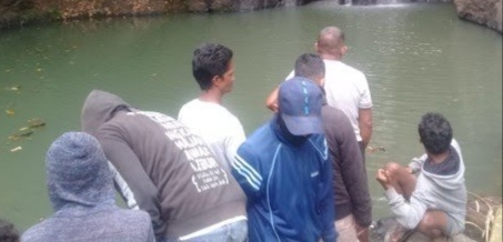 Warga setempat melakukan pencarian terhadap korban, HMP/POLCE