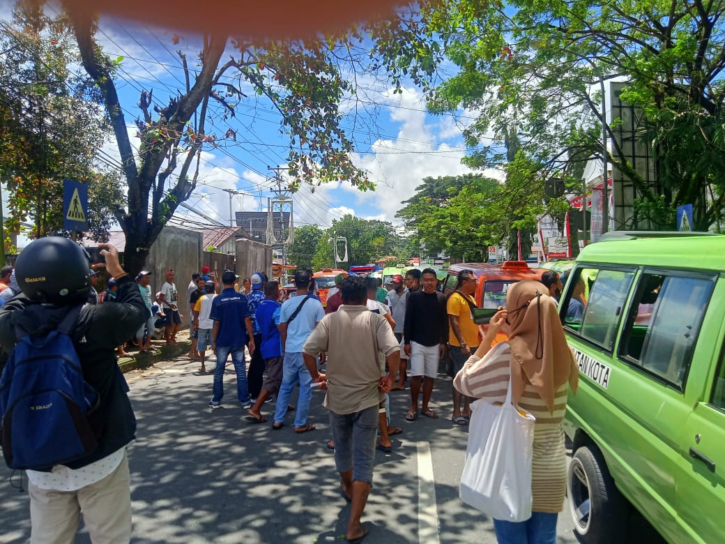 ratusan supir Angkutan Kota(Angkot) semua jurusan dikota Ambon siang tadi melakukan aksi demo di DPRD Kota Ambon jalan Rijali kecamatan Sirimau kota Ambon, terkait keterbatasan Bahan Bakar Minyak(BBM) jenis Premium dan kenaikan harga Pertalite Khusus. HMP