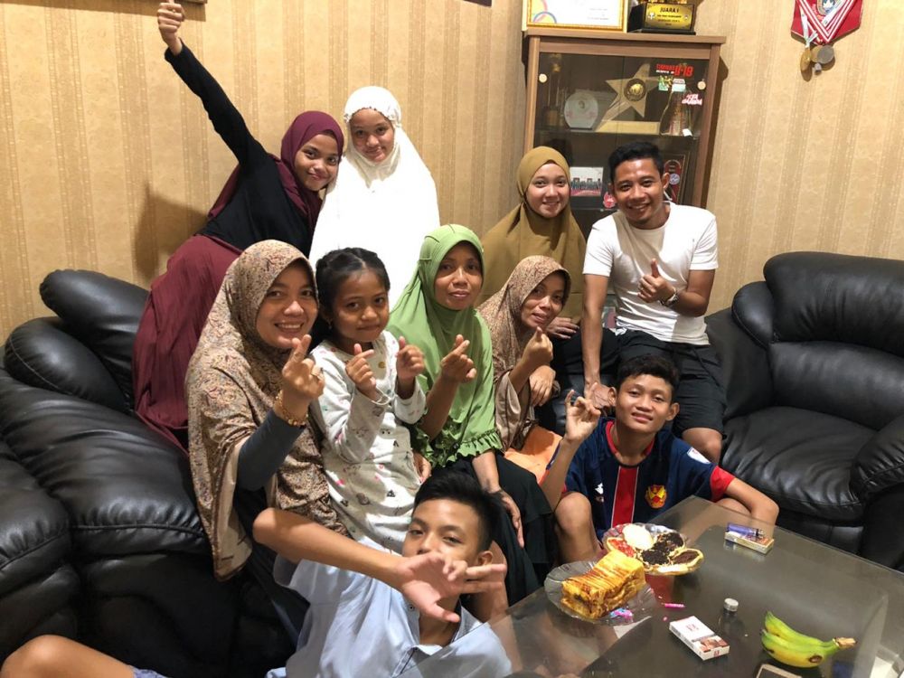 FAMILY MAN: Evan Dimas bersama keluarga besarnya. Foto: Evan Dimas for HMP.