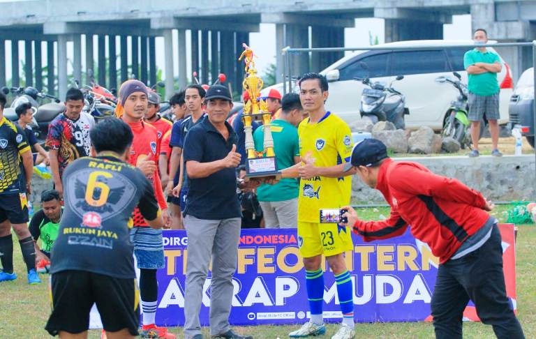 Lurah Pranti, Hardi menyerahkan tropi runner up kepada top skor Trofeo Akrap Muda kepada  Ibrahim Mahesa. ist
