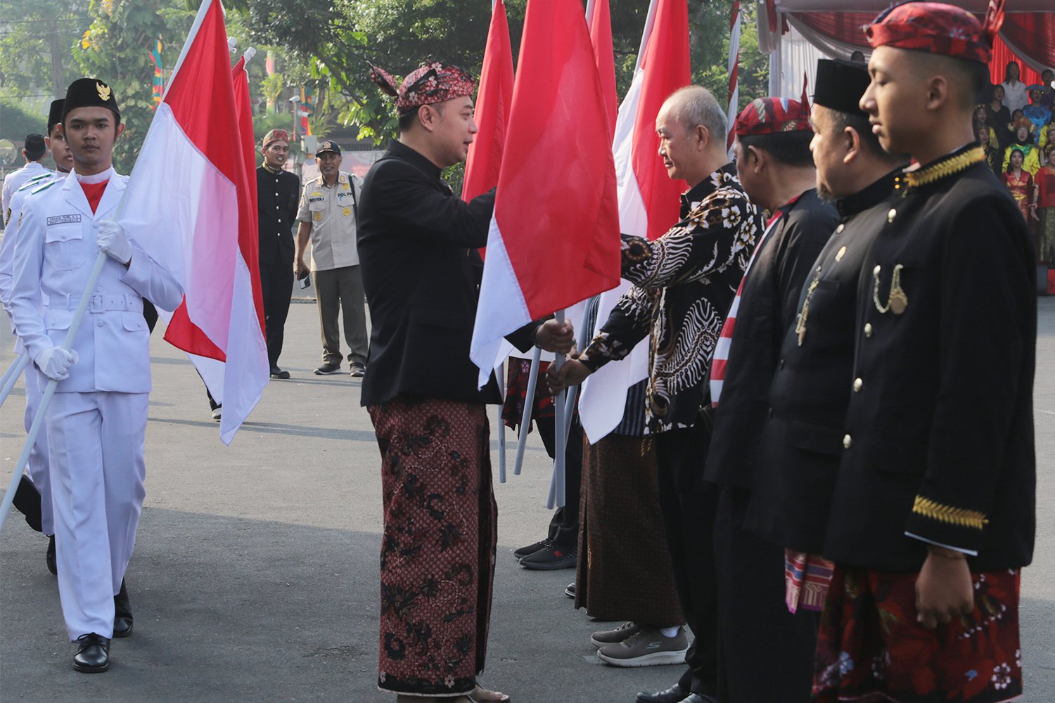 gerakan pembagian 10 juta Bendera Merah Putih via zoom di ruang Sekretaris Daerah Kota Surabaya, Kamis (22/6/2023).