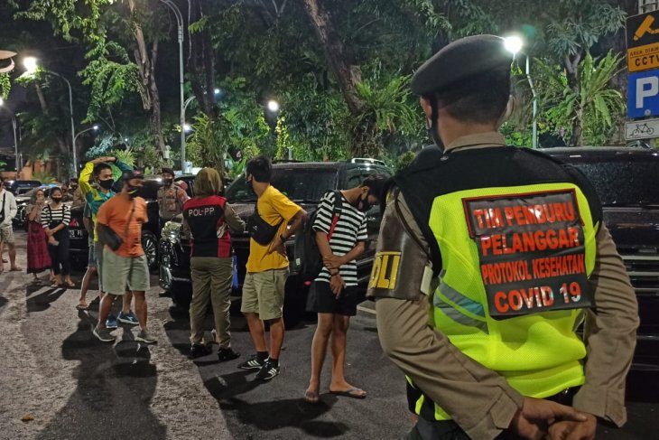 Operasi yustisi penertiban protokol kesehatan di Kota Surabaya, Rabu (16/9/2020) malam. (FOTO ANT)