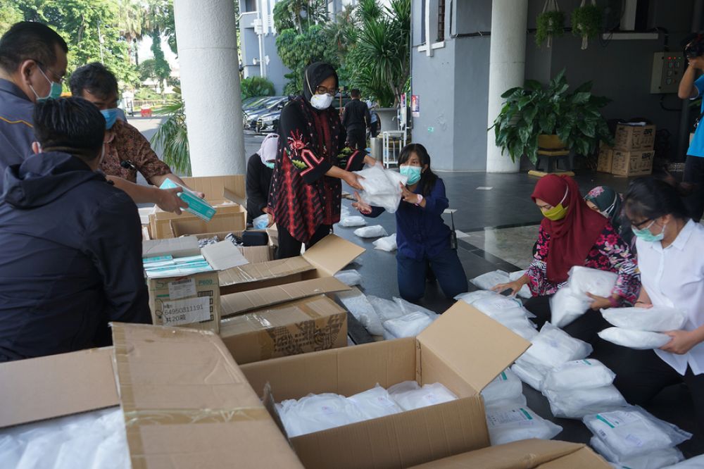 Wali Kota Tri Rismaharini saat memimpin langsung pembagian APD itu kepada rumah sakit dan puskesmas yang ada di Surabaya, beberapa waktu lalu.